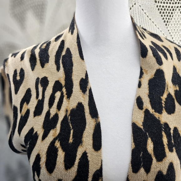 Chico's small (0) Animal print & colorblock reversible Cardigan. Open front. - Picture 9 of 13